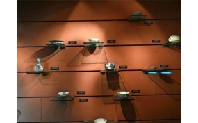 为什么要做诚信经营的文物展柜制作厂家？